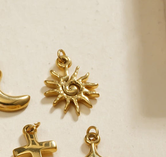 Lot de 3 pendentifs soleil spirale dorées