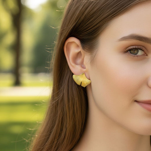 Boucles d'oreilles dorées pendantes feuilles de ginkgo striées