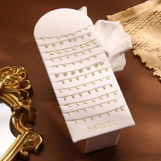 Lot de 12 bracelets chaîne fine dorée avec pampilles variés (triangles, fleurs, lunes, pastilles…)