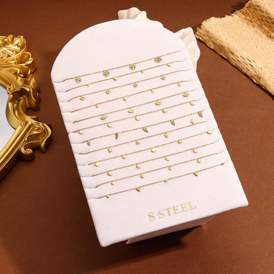 Lot de 12 colliers chaînes fines dorées avec pampilles variés (triangles, fleurs, lunes, pastilles…)