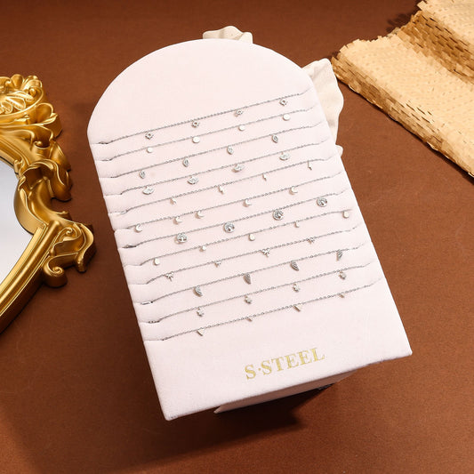 Lot de 12 colliers chaînes fines argentées avec pampilles variés (triangles, fleurs, lunes, pastilles…)