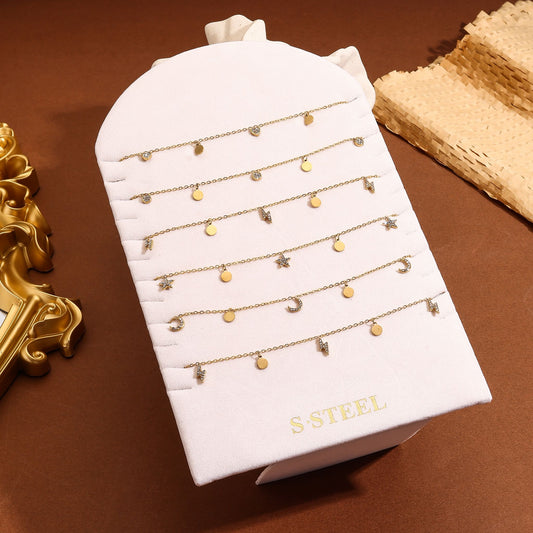 Lot de 6 colliers chaînes fines dorées avec pampilles variés et strass (coeurs, éclairs, lunes, pastilles…)