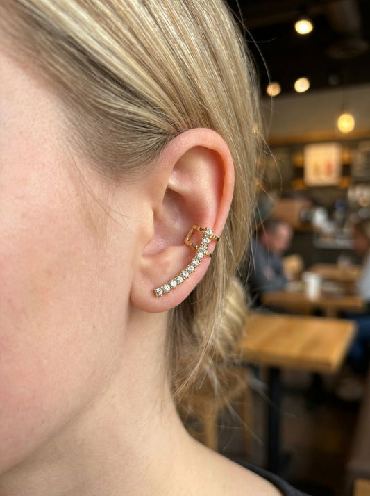 Bijou d'oreille design architectural serti de strass côté gauche