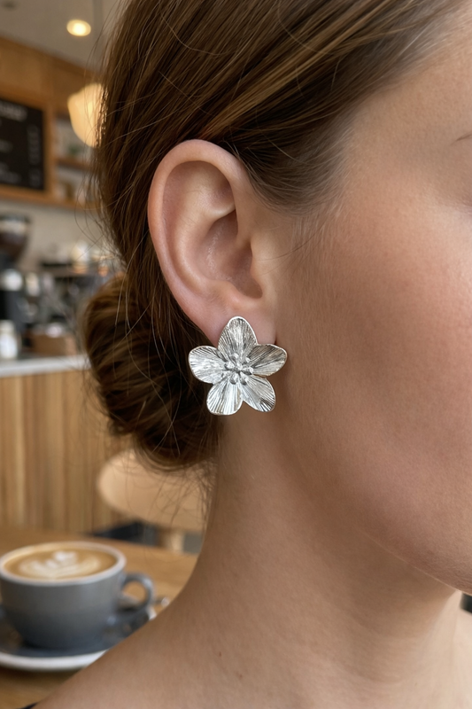 Boucles d’oreilles à clip fleurs sculptées