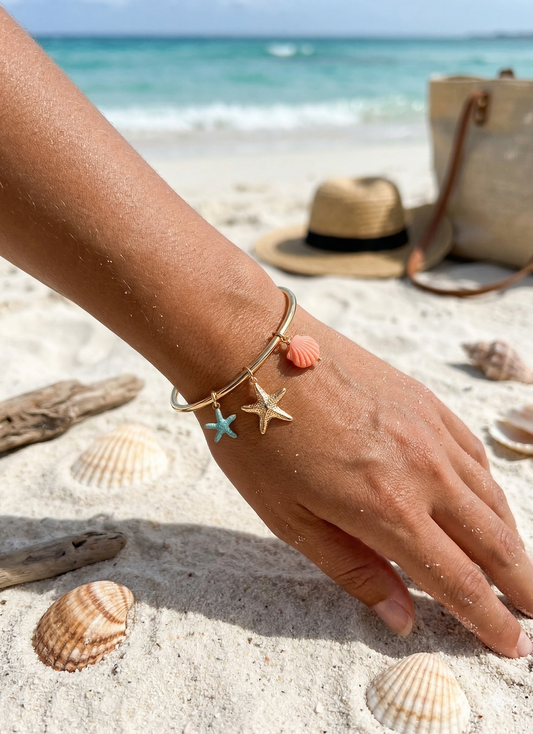 Bracelet doré jonc pendant étoiles de mer et coquillage