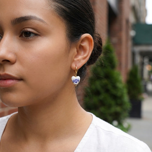 Boucles d’oreilles créoles dorées pendentif cœur en porcelaine à motif floral bleu