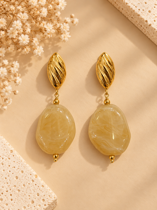Boucles pendantes dorés et résines