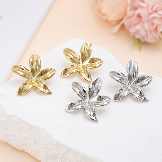 Boucles d’oreilles en forme de fleur à pétales bombés