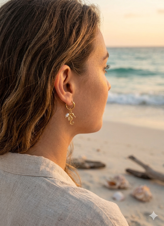 Boucles d'oreilles mini créoles dorées hippocampe et perle