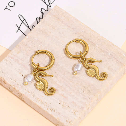 Boucles d'oreilles mini créoles dorées hippocampe et perle