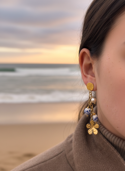 Boucles d'oreilles dorées pendantes fleurs et boules de porcelaine