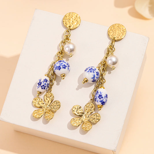 Boucles d'oreilles dorées pendantes fleurs et boules de porcelaine