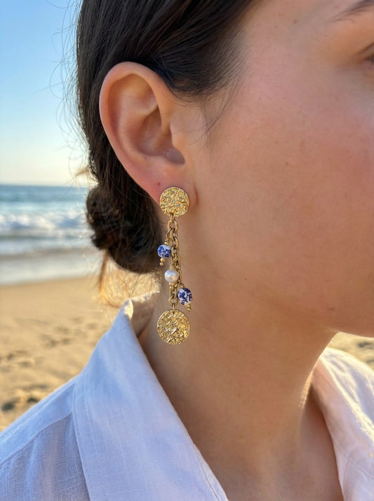 Boucles d'oreilles dorées pendantes médailles et perles