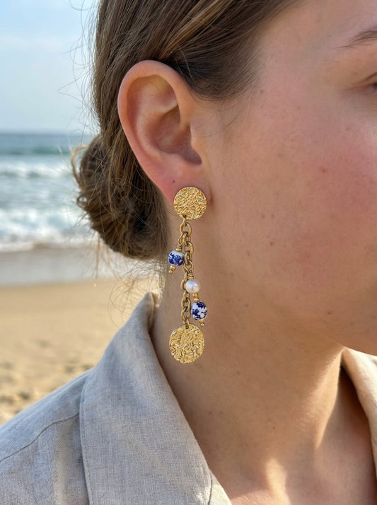 Boucles d'oreilles dorées pendantes médailles et perles