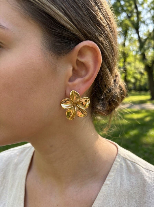 Boucles d'oreilles dorées aux fleurs martelées en relief