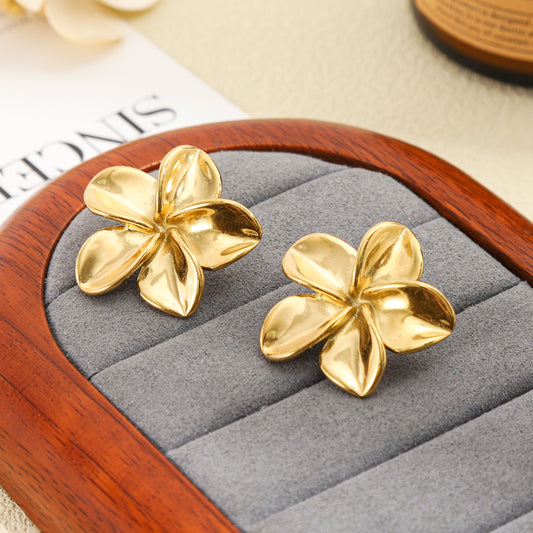 Boucles d'oreilles dorées aux fleurs martelées en relief