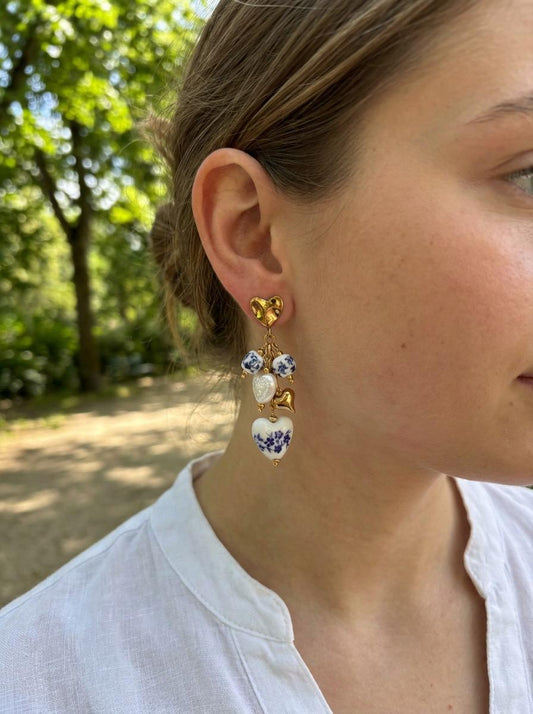 Boucles d'oreilles dorées pendantes cœur et boules de porcelaine