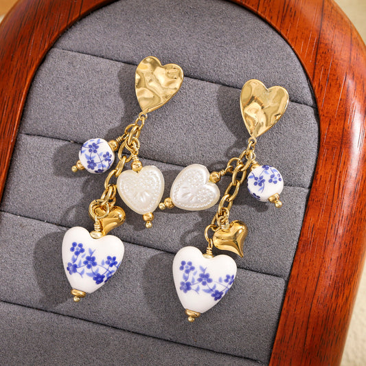 Boucles d'oreilles dorées pendantes cœur et boules de porcelaine