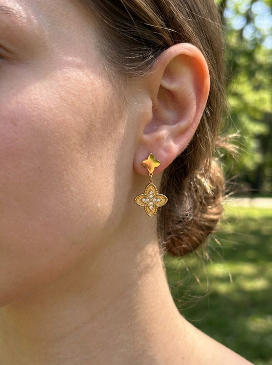 Boucles d'oreilles dorées à pendentif trèfle en strass