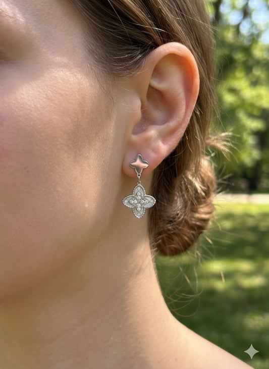 Boucles d'oreilles dorées à pendentif trèfle en strass
