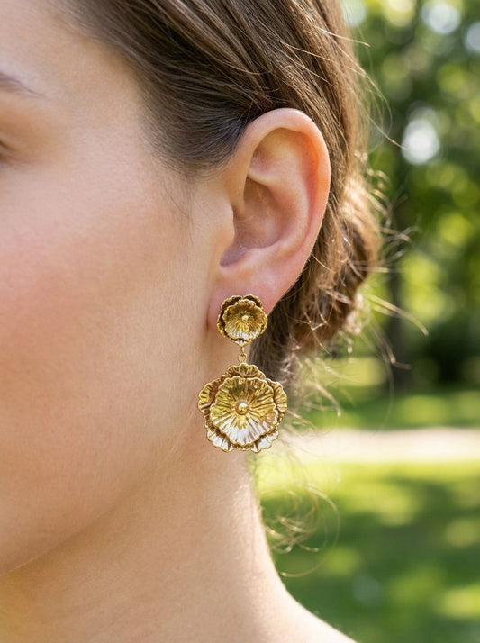 Boucles d'oreilles dorées fleur à double couche texturée