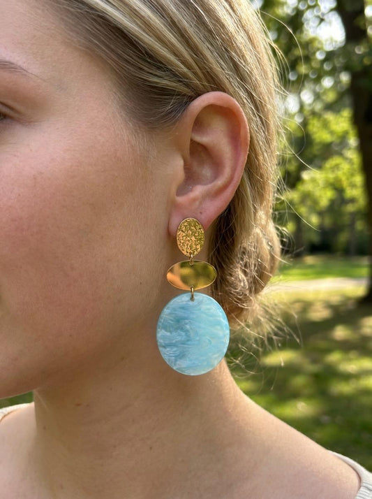Boucles d’oreilles dorées triple pastilles et résine