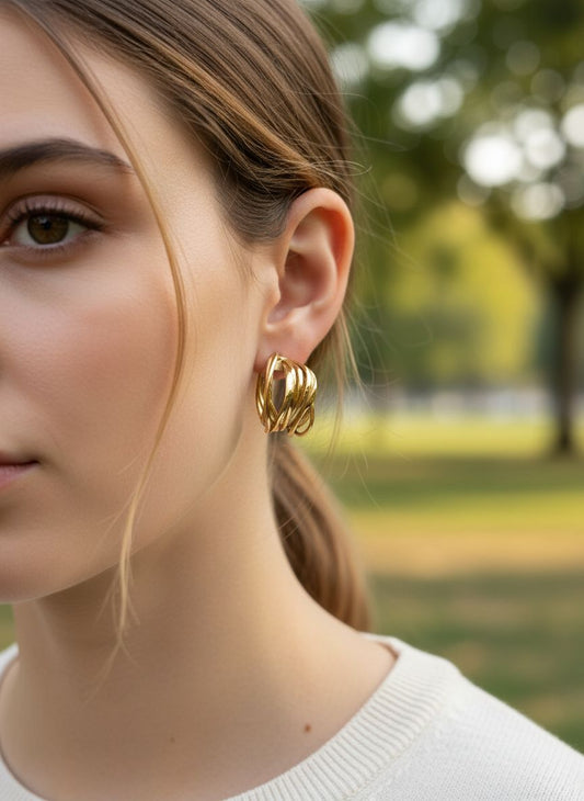 Boucles d’oreilles dorées effet anneaux croisés