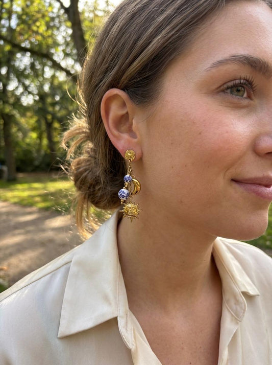 Boucles d’oreilles dorées pendantes motif constellation