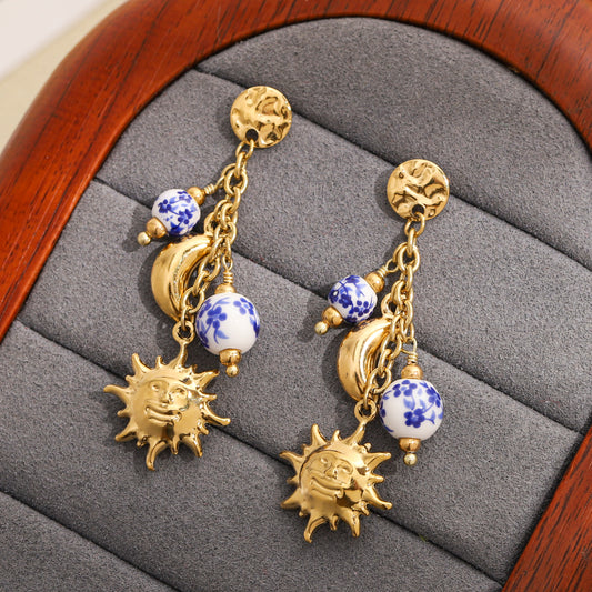Boucles d’oreilles dorées pendantes motif constellation