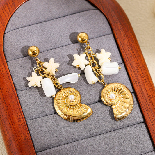 Boucles d’oreilles dorées coquille spirale et étoiles beiges