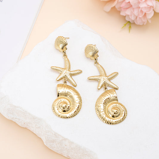 Boucles d’oreilles dorées coquillage spirale et étoile de mer