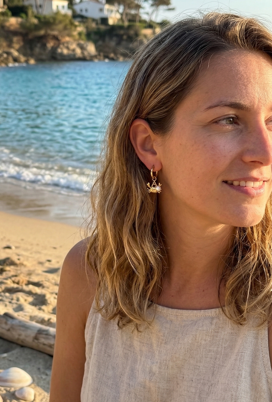 Boucles d'oreilles dorées créoles pendantes crabe et perle