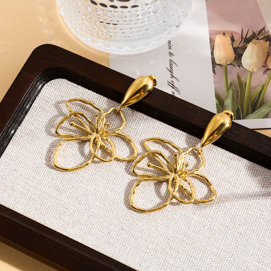 Boucles d'oreilles pendantes fleurs ajourées en fil sculpté