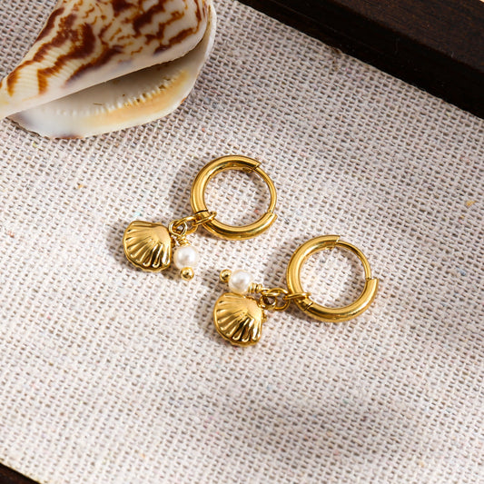 Boucles d'oreilles dorées créole avec mini coquillage et perle