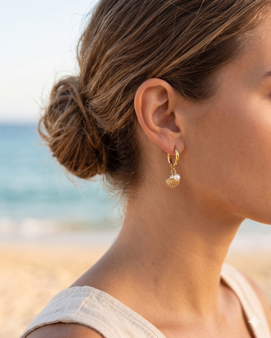 Boucles d'oreilles dorées créole avec mini coquillage et perle