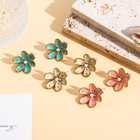 Boucles d’oreilles clous dorées fleur et perle centrale