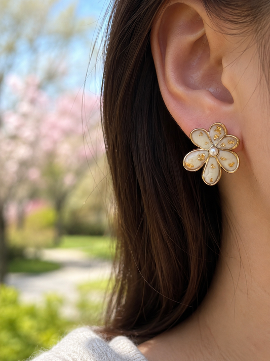 Boucles d’oreilles clous dorées fleur et perle centrale