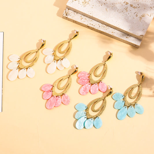 Boucles d’oreilles dorées goutte texturée et pétales
