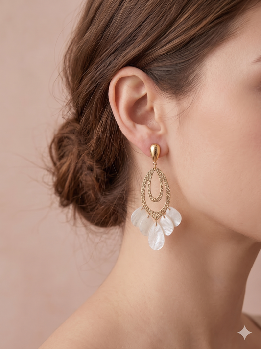 Boucles d’oreilles dorées goutte texturée et pétales