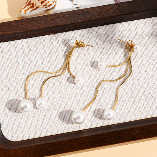 Boucles d'oreilles dorées pendantes à perles