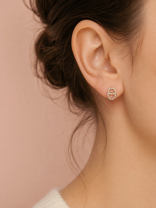 Boucles d'oreilles puces motif ovale sertie en strass