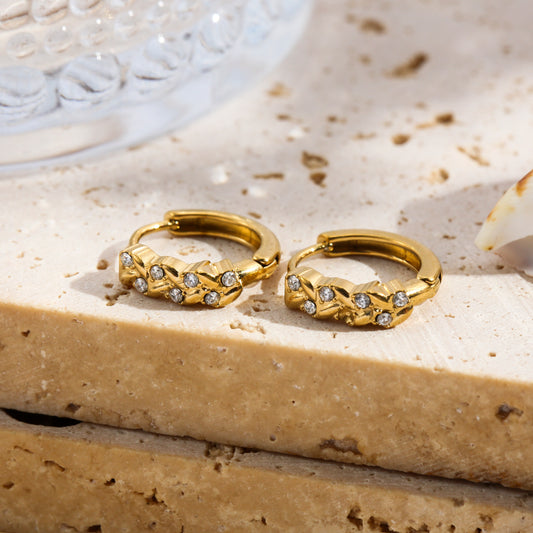 Boucles d'oreilles créoles en épi serties en strass
