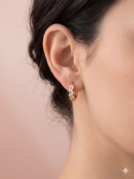 Boucles d'oreilles créoles en épi serties en strass