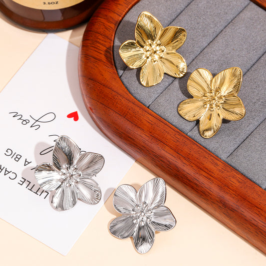 Boucles d’oreilles à clip fleurs sculptées