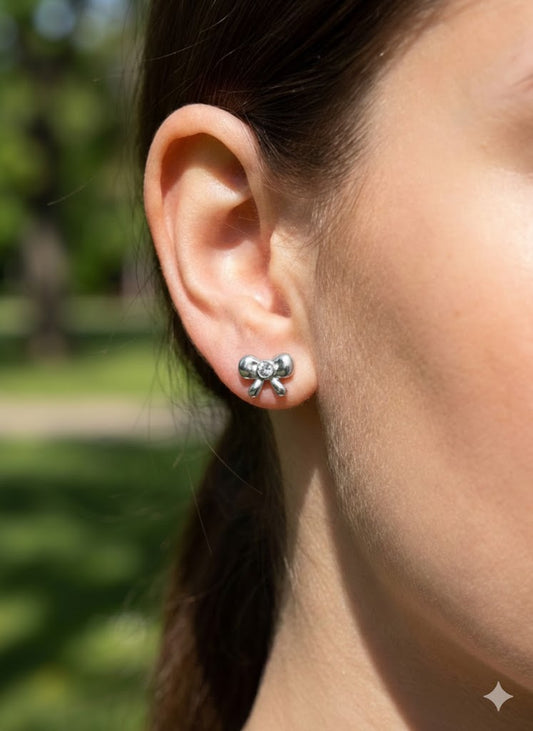 Boucles d’oreilles clous à nœud avec strass central