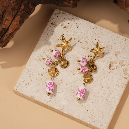 Boucles d’oreilles dorées étoile de mer et perles porcelaine rose