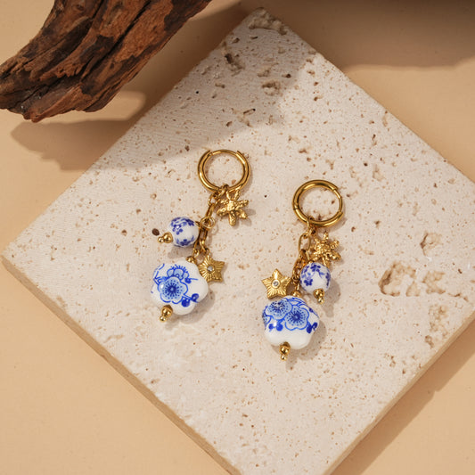 Boucles d'oreilles créoles dorées pendantes fleurs bleu porcelaine