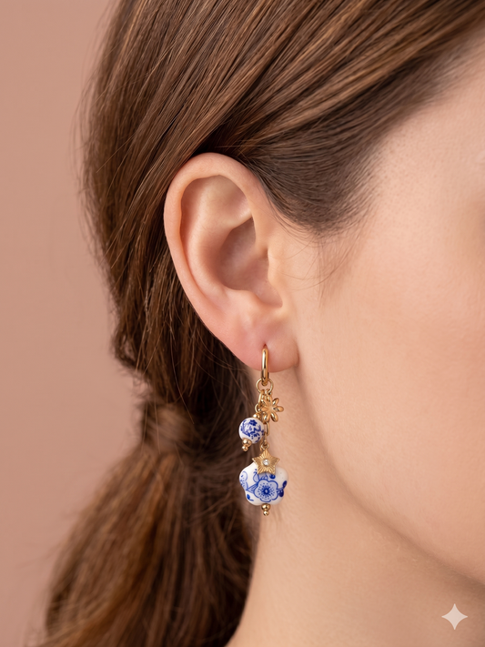 Boucles d'oreilles créoles dorées pendantes fleurs bleu porcelaine