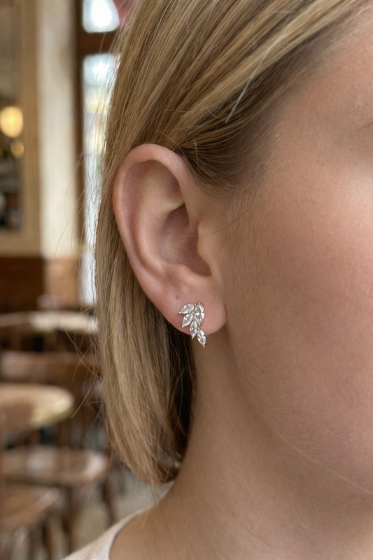 Boucles d'oreilles clous feuille à cinq strass
