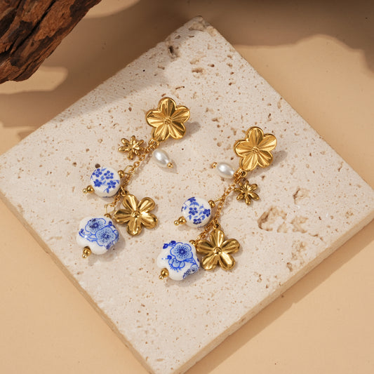 Boucles d’oreilles pendantes fleurs doré et en bleu porcelaine